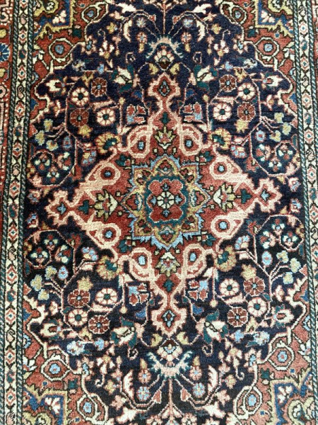 Malý ručne viazaný koberec