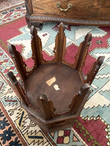 Drevený orientálny stolík