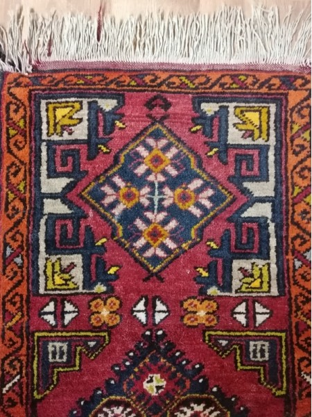 Menší starožitný farebný ručne viazaný koberec 107 x 45 cm